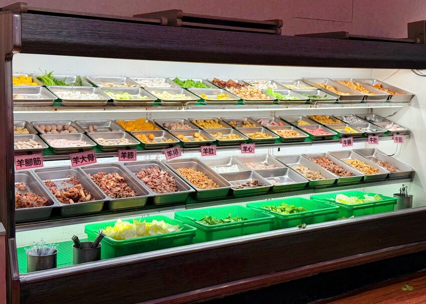 【不打羊-頭份店羊肉爐牛肉爐吃到飽】每人530元起就能享上百種豐富食材吃到飽，還能免費升級鴛鴦鍋！月底吃土又想吃羊肉爐吃到飽，就來不打羊吧！ - 阿華田的美食日記