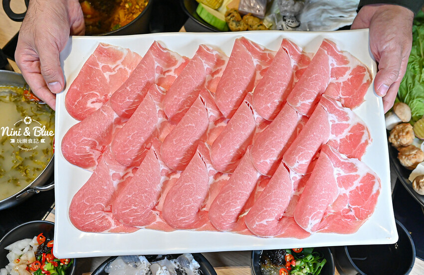 肉多多台中秀泰店，蔬菜自助吧吃到飽推薦，平日午餐3.5小時讓你慢慢吃-妮妮布魯