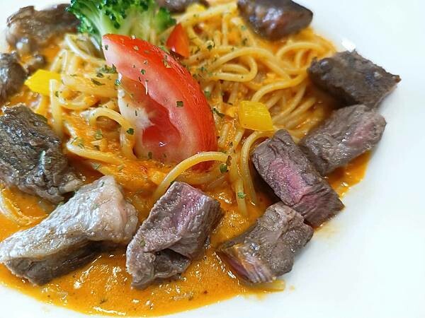 高雄市左營區一台斤的蛤蠣義大利麵我終於吃到你啦！左營高鐵周邊貨真價實的義大利麵聚餐餐廳就在【ROSA義大利餐廳】＊高