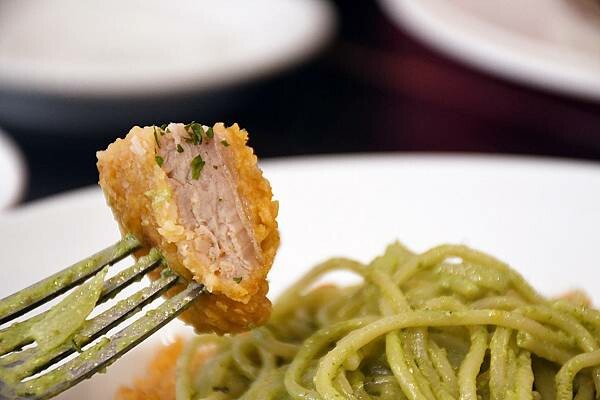 高雄市左營區一台斤的蛤蠣義大利麵我終於吃到你啦！左營高鐵周邊貨真價實的義大利麵聚餐餐廳就在【ROSA義大利餐廳】＊高