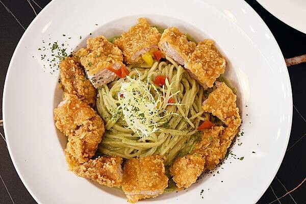 高雄市左營區一台斤的蛤蠣義大利麵我終於吃到你啦！左營高鐵周邊貨真價實的義大利麵聚餐餐廳就在【ROSA義大利餐廳】＊高