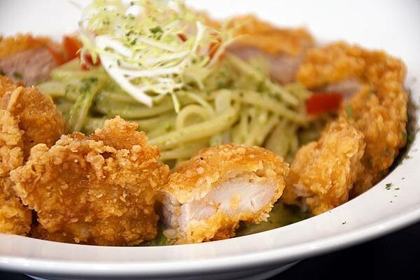 高雄市左營區一台斤的蛤蠣義大利麵我終於吃到你啦！左營高鐵周邊貨真價實的義大利麵聚餐餐廳就在【ROSA義大利餐廳】＊高