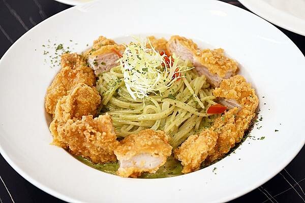 高雄市左營區一台斤的蛤蠣義大利麵我終於吃到你啦！左營高鐵周邊貨真價實的義大利麵聚餐餐廳就在【ROSA義大利餐廳】＊高