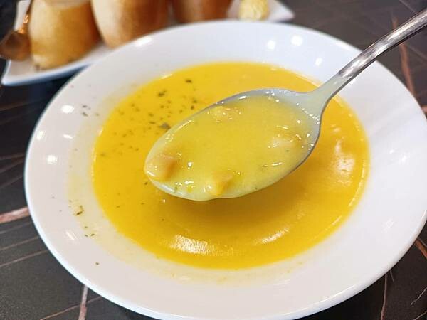 高雄市左營區一台斤的蛤蠣義大利麵我終於吃到你啦！左營高鐵周邊貨真價實的義大利麵聚餐餐廳就在【ROSA義大利餐廳】＊高