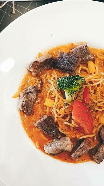 高雄市左營區一台斤的蛤蠣義大利麵我終於吃到你啦！左營高鐵周邊貨真價實的義大利麵聚餐餐廳就在【ROSA義大利餐廳】＊高