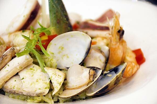 高雄市左營區一台斤的蛤蠣義大利麵我終於吃到你啦！左營高鐵周邊貨真價實的義大利麵聚餐餐廳就在【ROSA義大利餐廳】＊高