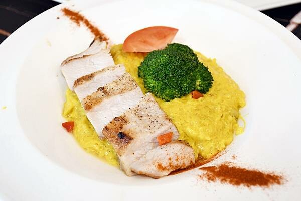 高雄市左營區一台斤的蛤蠣義大利麵我終於吃到你啦！左營高鐵周邊貨真價實的義大利麵聚餐餐廳就在【ROSA義大利餐廳】＊高