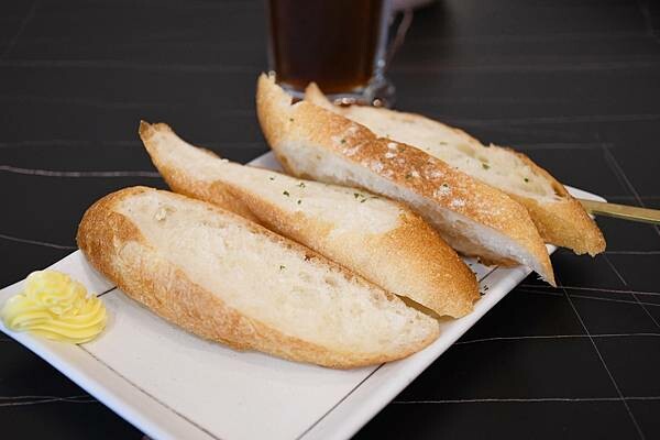 高雄市左營區一台斤的蛤蠣義大利麵我終於吃到你啦！左營高鐵周邊貨真價實的義大利麵聚餐餐廳就在【ROSA義大利餐廳】＊高