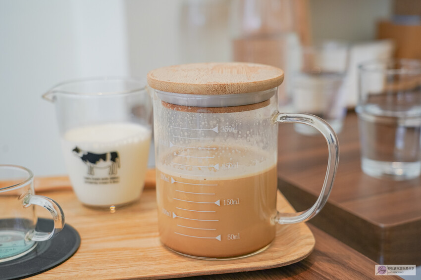 桃園市桃園區桃園美食-蒔敘咖啡-韓系簡約風純白色系質感咖啡廳，不限時、無低消限制、寵物友善/鄰近廣豐新天地
