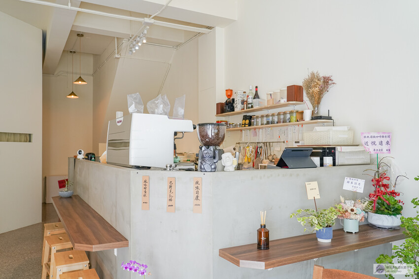 桃園市桃園區桃園美食-蒔敘咖啡-韓系簡約風純白色系質感咖啡廳，不限時、無低消限制、寵物友善/鄰近廣豐新天地