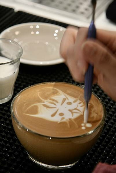 台北市大安區【美食】忠孝敦化咖啡廳｜BELLISSIMO 布里斯哞｜精緻的提拉米蘇可頌｜澳洲咖啡