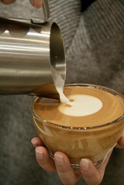 台北市大安區【美食】忠孝敦化咖啡廳｜BELLISSIMO 布里斯哞｜精緻的提拉米蘇可頌｜澳洲咖啡