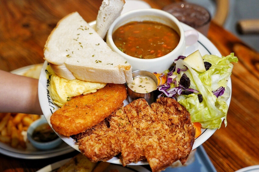 早午餐菜單近100種選擇！手打牛肉漢堡排每日限量！Brunch拼盤附飲料才99元～