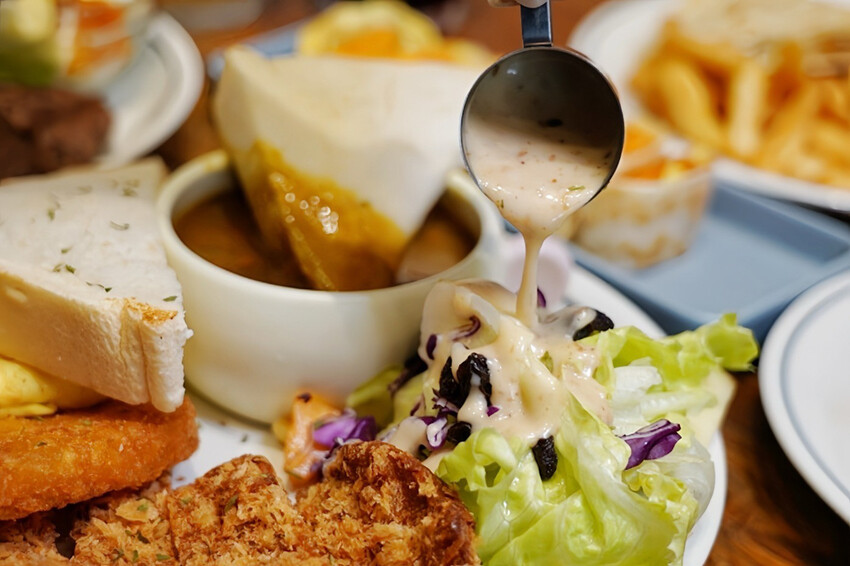 早午餐菜單近100種選擇！手打牛肉漢堡排每日限量！Brunch拼盤附飲料才99元～