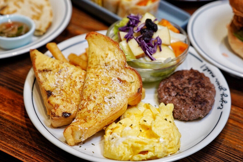 早午餐菜單近100種選擇！手打牛肉漢堡排每日限量！Brunch拼盤附飲料才99元～