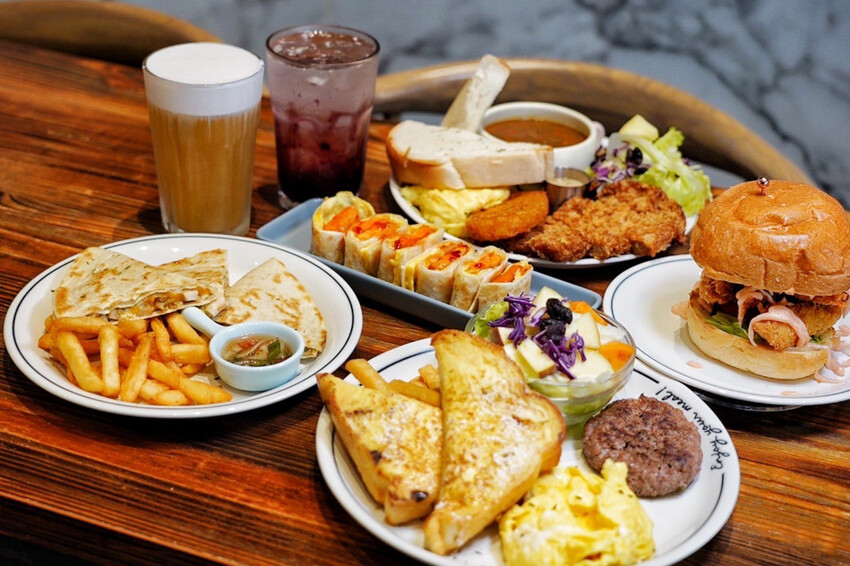 早午餐菜單近100種選擇！手打牛肉漢堡排每日限量！Brunch拼盤附飲料才99元～
