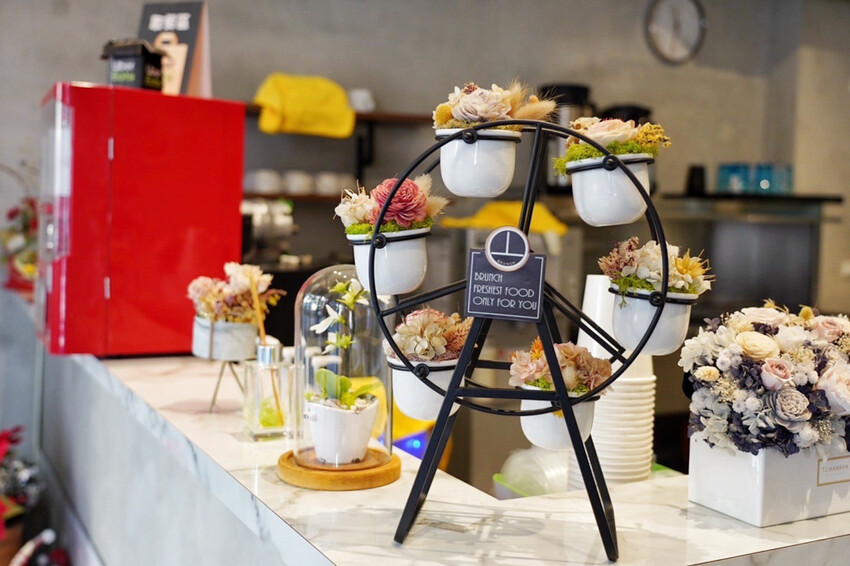 早午餐菜單近100種選擇！手打牛肉漢堡排每日限量！Brunch拼盤附飲料才99元～