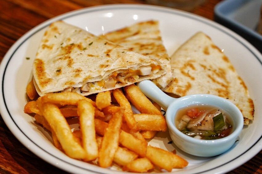 早午餐菜單近100種選擇！手打牛肉漢堡排每日限量！Brunch拼盤附飲料才99元～