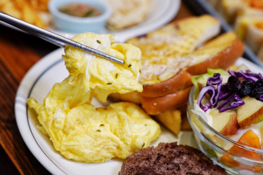 早午餐菜單近100種選擇！手打牛肉漢堡排每日限量！Brunch拼盤附飲料才99元～