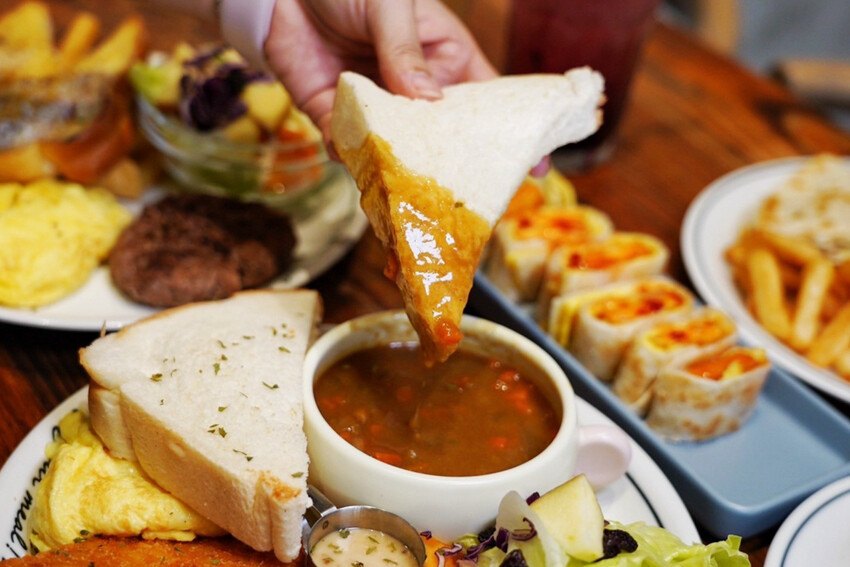 早午餐菜單近100種選擇！手打牛肉漢堡排每日限量！Brunch拼盤附飲料才99元～