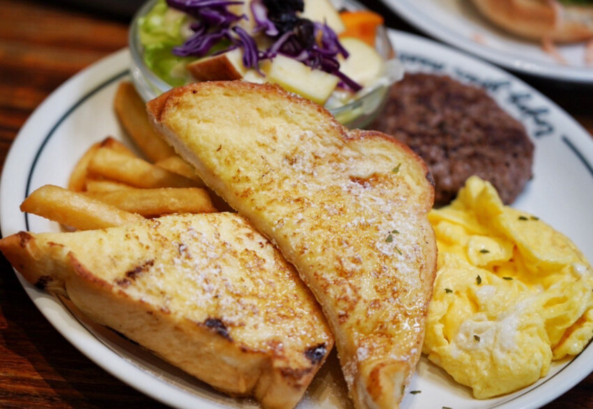 早午餐菜單近100種選擇！手打牛肉漢堡排每日限量！Brunch拼盤附飲料才99元～