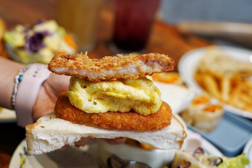 早午餐菜單近100種選擇！手打牛肉漢堡排每日限量！Brunch拼盤附飲料才99元～