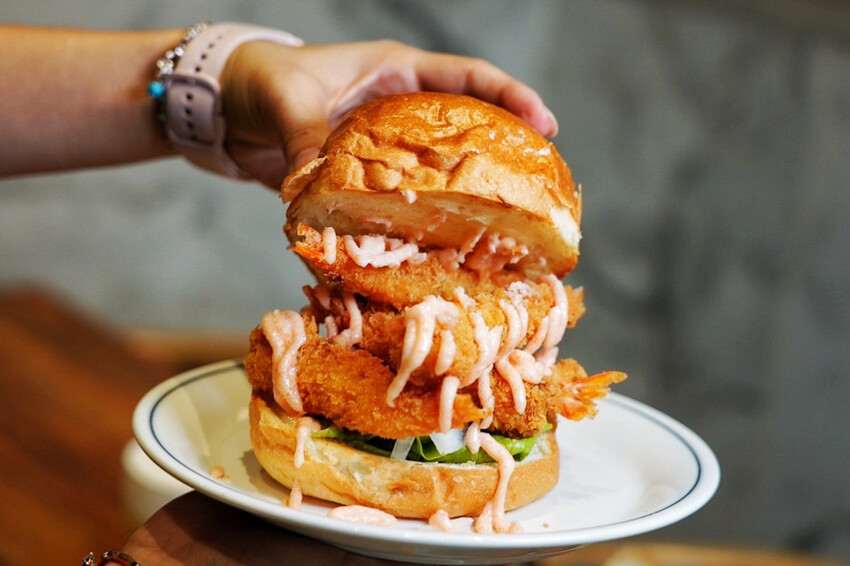 早午餐菜單近100種選擇！手打牛肉漢堡排每日限量！Brunch拼盤附飲料才99元～