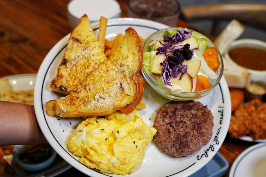 早午餐菜單近100種選擇！手打牛肉漢堡排每日限量！Brunch拼盤附飲料才99元～