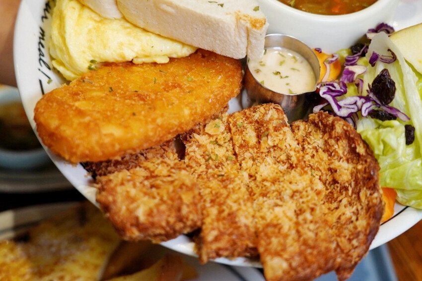 早午餐菜單近100種選擇！手打牛肉漢堡排每日限量！Brunch拼盤附飲料才99元～