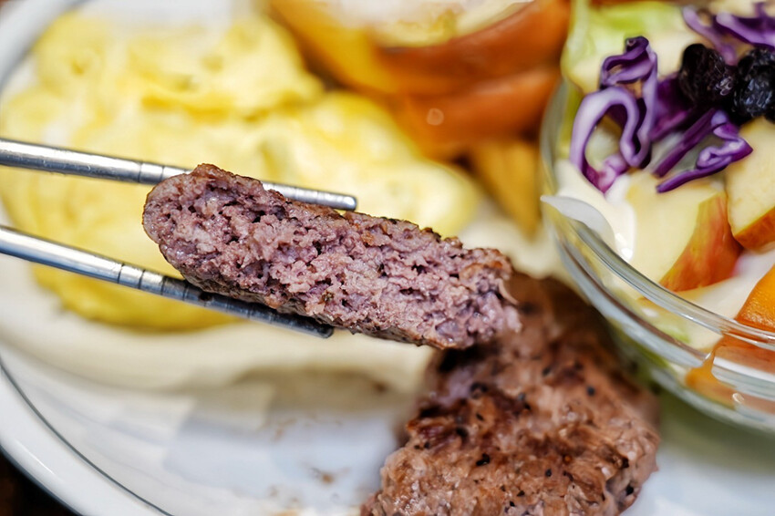 早午餐菜單近100種選擇！手打牛肉漢堡排每日限量！Brunch拼盤附飲料才99元～