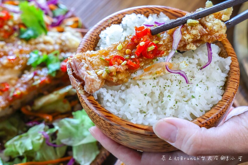 台北市大安區超夯泰式料理台北也能吃到囉！菜單價格105元起便宜不貴，一個人也能享用！推薦泰式國民鐵鍋飯好吃