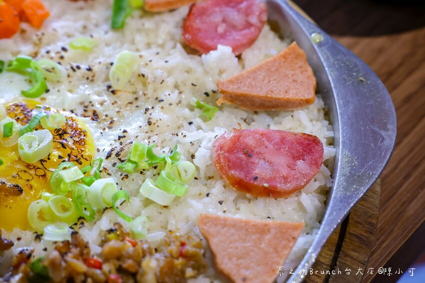 台北市大安區超夯泰式料理台北也能吃到囉！菜單價格105元起便宜不貴，一個人也能享用！推薦泰式國民鐵鍋飯好吃