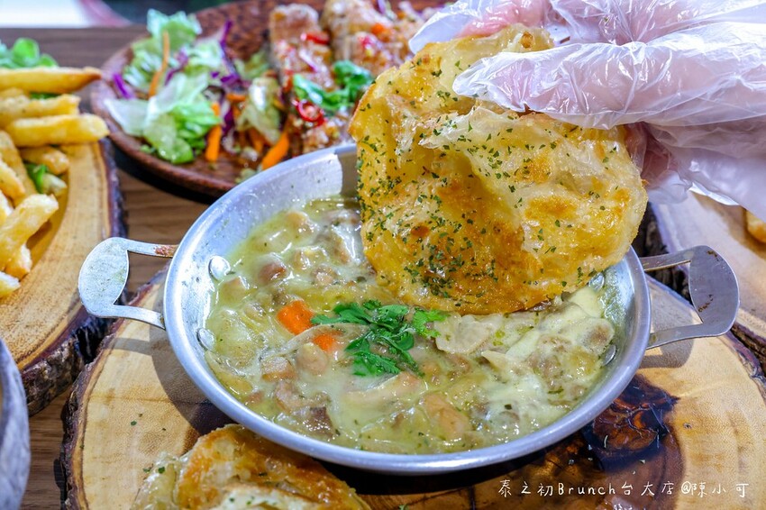 台北市大安區超夯泰式料理台北也能吃到囉！菜單價格105元起便宜不貴，一個人也能享用！推薦泰式國民鐵鍋飯好吃