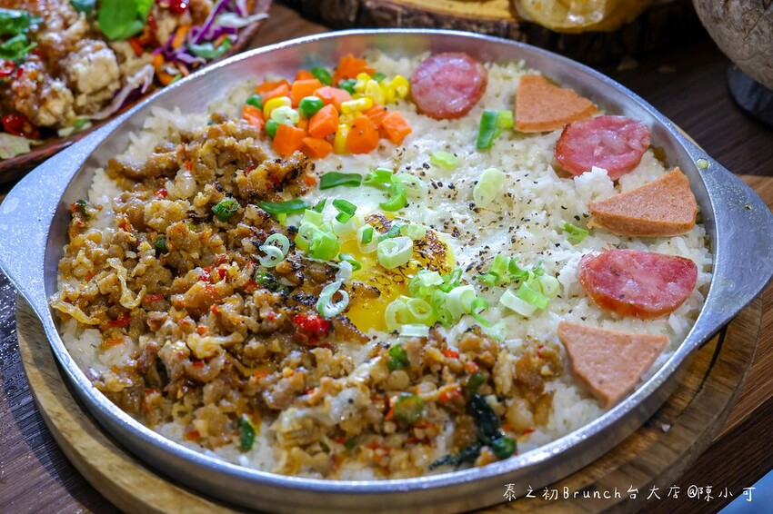 台北市大安區超夯泰式料理台北也能吃到囉！菜單價格105元起便宜不貴，一個人也能享用！推薦泰式國民鐵鍋飯好吃