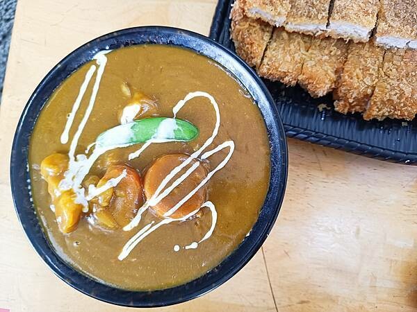 花蓮縣吉安鄉天啊！這份量....這價格...這肉量...花蓮必吃的高CP值美食，千萬不要錯過！【貓咖哩(原鐵道咖哩)】~花蓮美