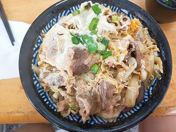 花蓮縣吉安鄉天啊！這份量....這價格...這肉量...花蓮必吃的高CP值美食，千萬不要錯過！【貓咖哩(原鐵道咖哩)】~花蓮美