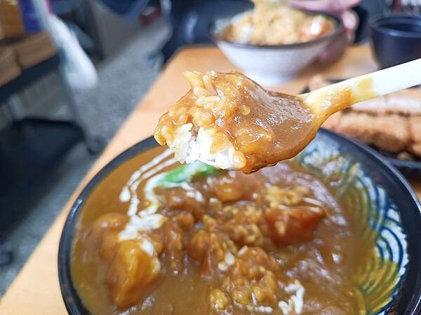 花蓮縣吉安鄉天啊！這份量....這價格...這肉量...花蓮必吃的高CP值美食，千萬不要錯過！【貓咖哩(原鐵道咖哩)】~花蓮美