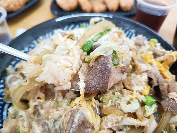 花蓮縣吉安鄉天啊！這份量....這價格...這肉量...花蓮必吃的高CP值美食，千萬不要錯過！【貓咖哩(原鐵道咖哩)】~花蓮美