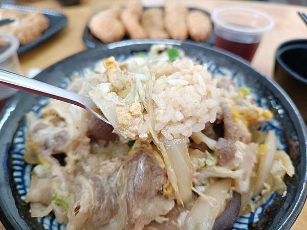 花蓮縣吉安鄉天啊！這份量....這價格...這肉量...花蓮必吃的高CP值美食，千萬不要錯過！【貓咖哩(原鐵道咖哩)】~花蓮美