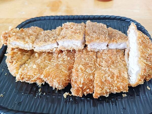 花蓮縣吉安鄉天啊！這份量....這價格...這肉量...花蓮必吃的高CP值美食，千萬不要錯過！【貓咖哩(原鐵道咖哩)】~花蓮美