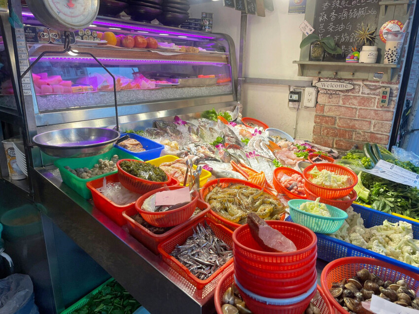 嘉義市東區嘉義東區—體育館海鮮碳烤｜美食Youtuber激推人氣熱炒 重油重鹹難以招架｜垂楊路