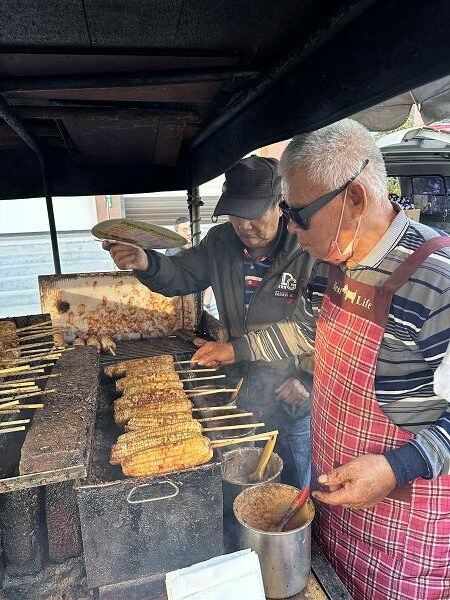 台南市東山區歹吃貴又真歹改烤玉米:周末限定!台南東山老街超人氣烤玉米攤/3支只要100元.超便宜的銅板價烤玉米!
