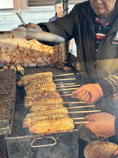 台南市東山區歹吃貴又真歹改烤玉米:周末限定!台南東山老街超人氣烤玉米攤/3支只要100元.超便宜的銅板價烤玉米!