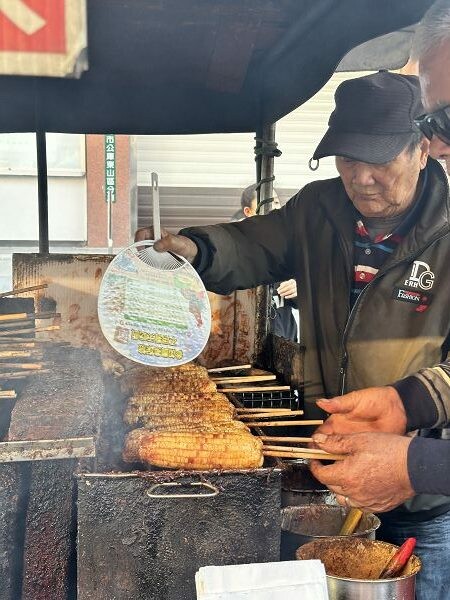 台南市東山區歹吃貴又真歹改烤玉米:周末限定!台南東山老街超人氣烤玉米攤/3支只要100元.超便宜的銅板價烤玉米!