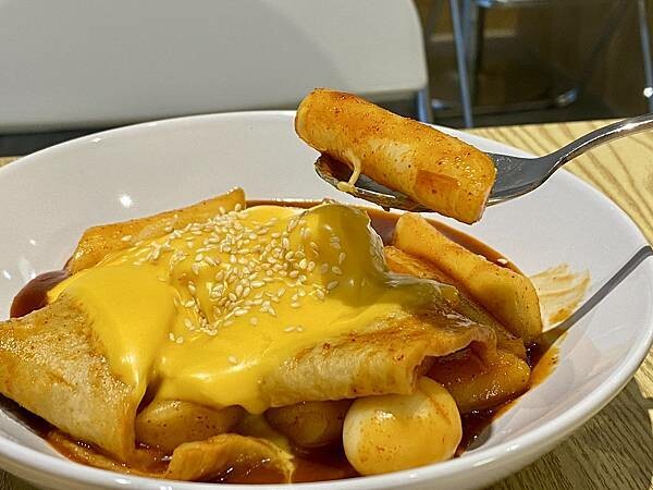 台北市內湖區【美食】七號CHi HAO 韓食｜香濃的起司辣海陸牛豆腐鍋｜起司辣炒年糕小鳥蛋