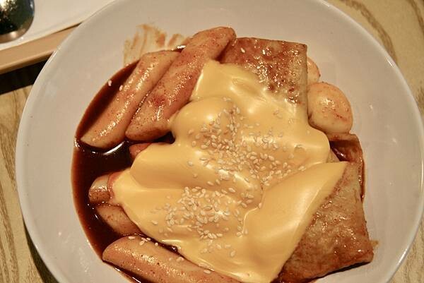 台北市內湖區【美食】七號CHi HAO 韓食｜香濃的起司辣海陸牛豆腐鍋｜起司辣炒年糕小鳥蛋