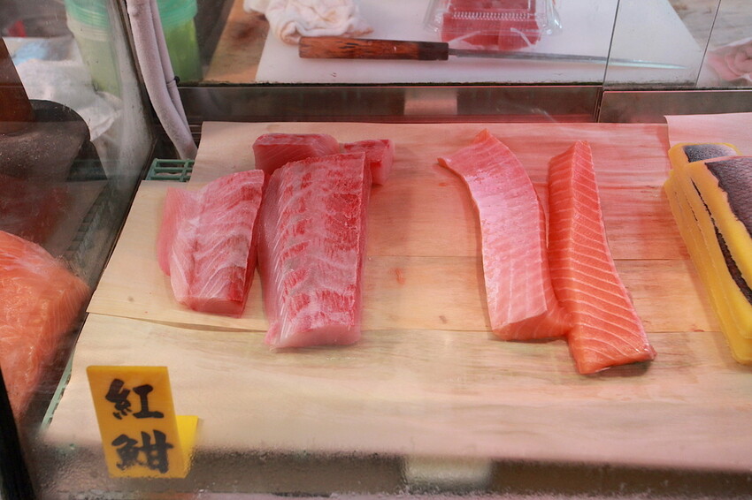 台南市東區吃。台南|東區。「後甲生魚片」隱身在後甲黃昏市場專賣生魚片的攤位,生意很好經常提早銷售一空「後甲生魚