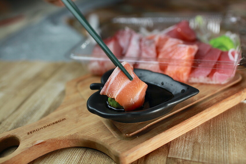 台南市東區吃。台南|東區。「後甲生魚片」隱身在後甲黃昏市場專賣生魚片的攤位,生意很好經常提早銷售一空「後甲生魚