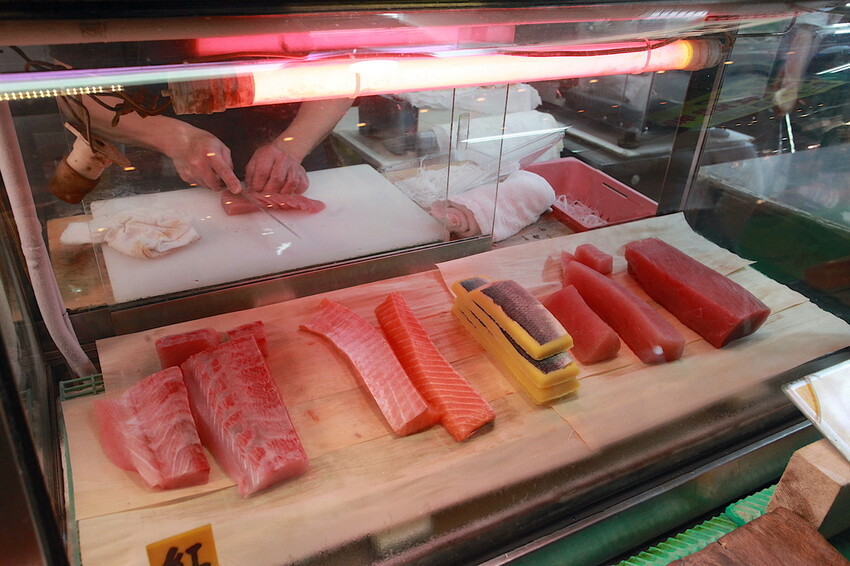 台南市東區吃。台南|東區。「後甲生魚片」隱身在後甲黃昏市場專賣生魚片的攤位,生意很好經常提早銷售一空「後甲生魚