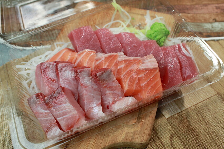 台南市東區吃。台南|東區。「後甲生魚片」隱身在後甲黃昏市場專賣生魚片的攤位,生意很好經常提早銷售一空「後甲生魚